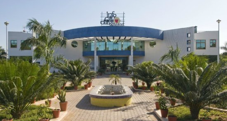 Infocity Campus - Swimming Pool