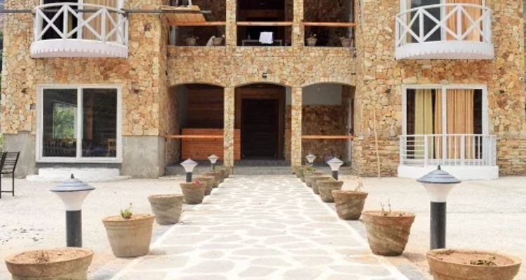 FOUR FARMS RESORT
