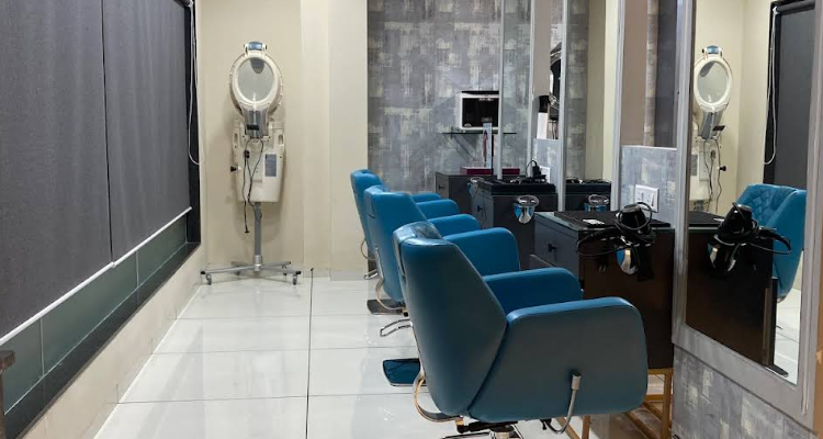 Meenakshi Dutt Makeovers Unisex Salon And Academy